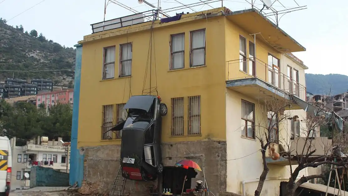 Sürekli Kazaya Karışan Otomobilini Binaya Asarak Cezalandırdı!