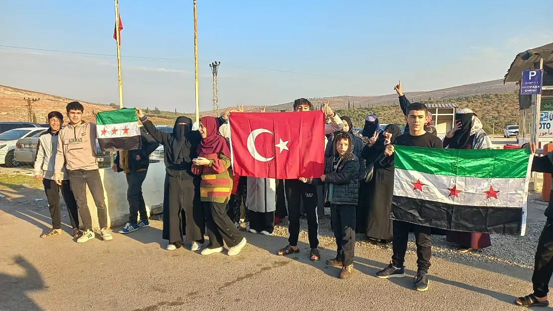 Suriyeliler Cilvegözü Sınır Kapısında Kutlama Yaptı, Geri Dönüş Çağrısında Bulundu