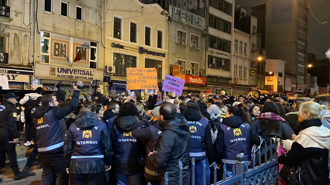 Taksim'de İzinsiz Yürümek İsteyen Kadınlara Polisten Biber Gazlı Müdahale