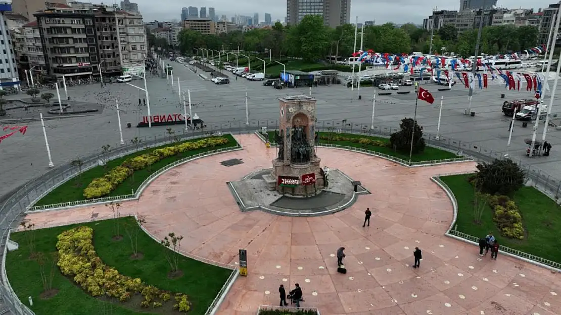 Taksim Meydanı Kısıtlamalardan Dolayı Bomboş Kaldı