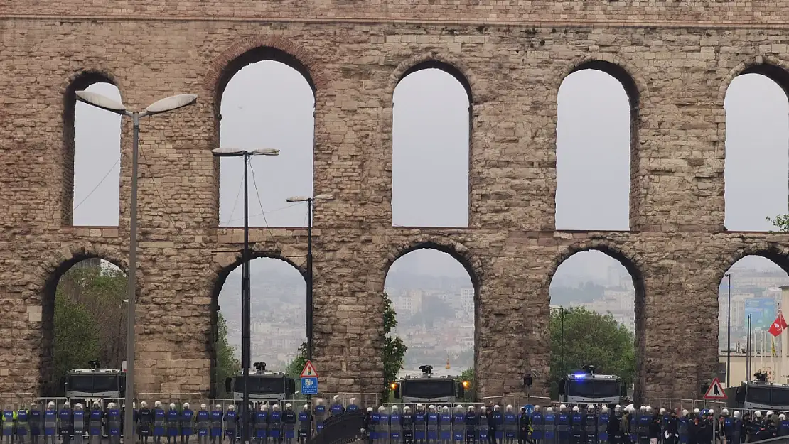 Taksim Meydanı'na Çıkan Yollar Trafiğe Kapatıldı