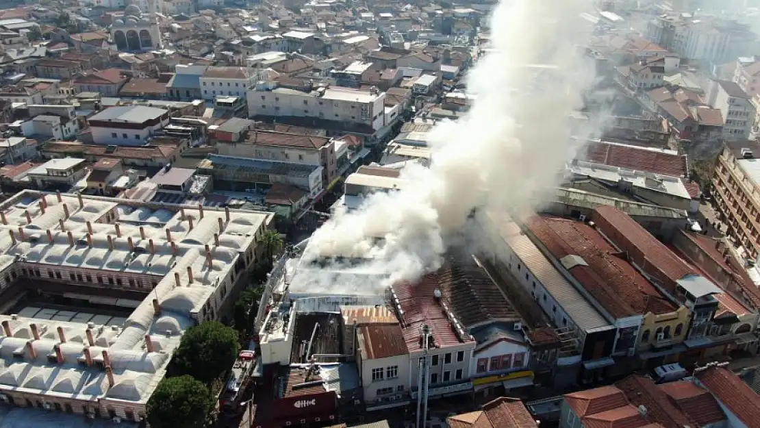 Tarihi Kemeraltı Çarşısı'nda yangın, 3 iş yerine sıçradı