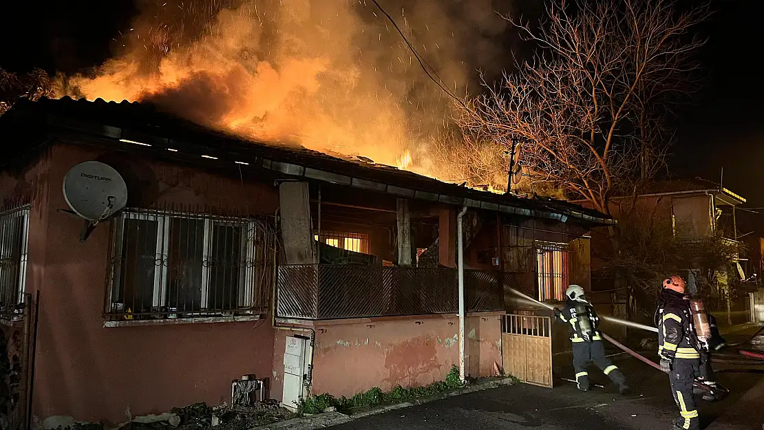 Tek katlı evde çıkan yangının alevleriyle gece aydınlandı