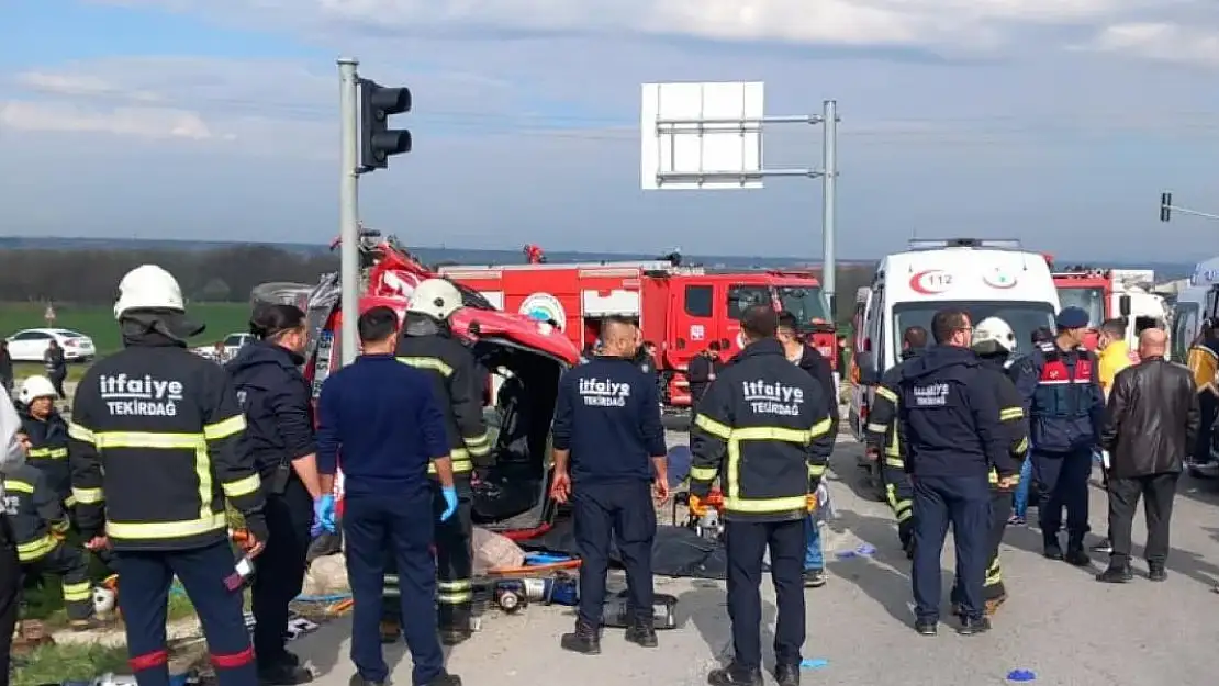 Tekirdağ'da Facia! Tır ile Yolcu Minibüsü Birbirine Girdi