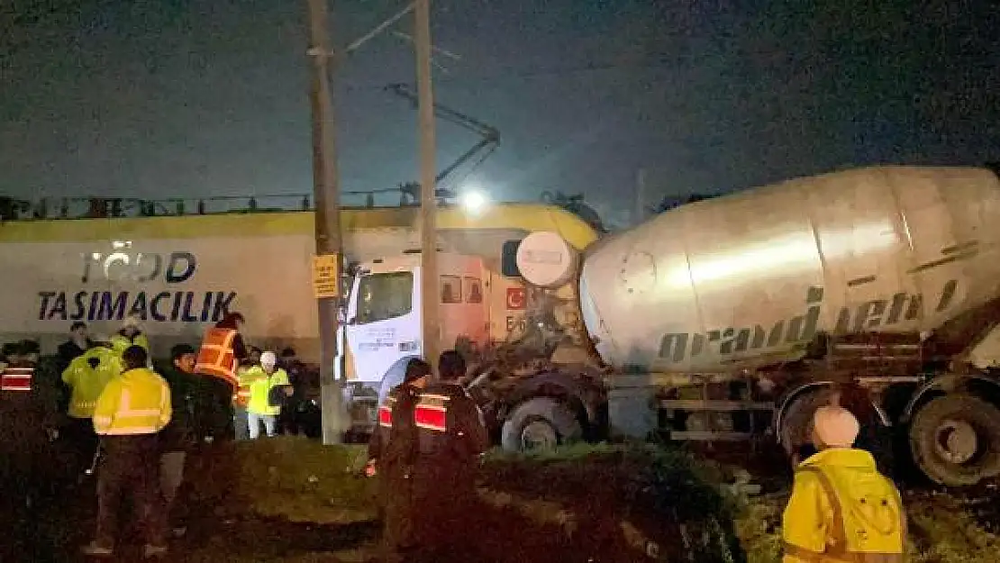 Tekirdağ'da Yolcu treni, beton mikserine çarptı 1 yaralı