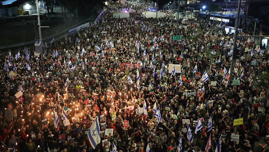 Tel Aviv'de Binlerce Kişi Netanyahu'yu Protesto İçin Sokaklara İndi