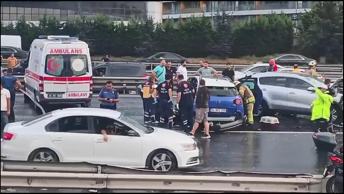 TEM İstoç Mevki Savaş Alanına Döndü! 8 Araç Birbirine Girdi: 2 Ölü, 4 Yaralı