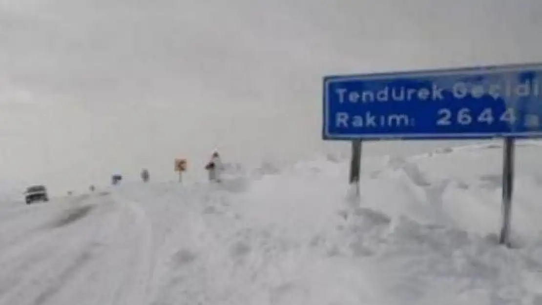 Tendürek Geçidi'nde kar engeli