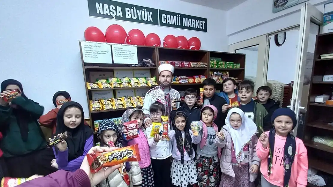 Teravih namazına gelen çocuklar için Cami Market ücretsiz