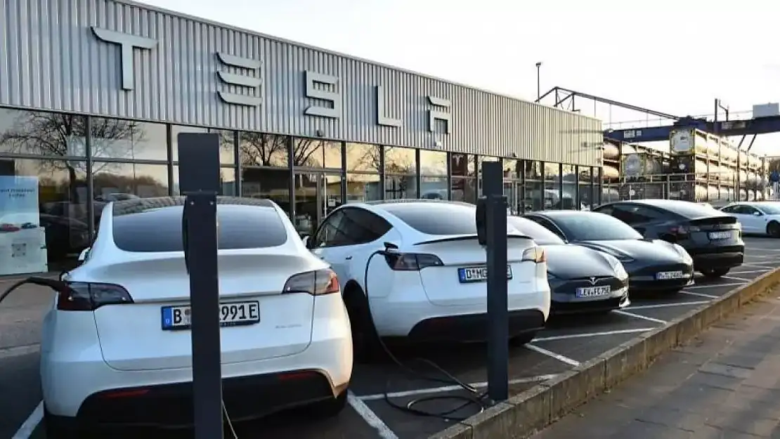 Tesla Milyonlarca aracını geri çağırıyor