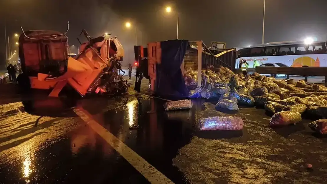 TIR, patates yüklü kamyona çarptı: 2 yaralı