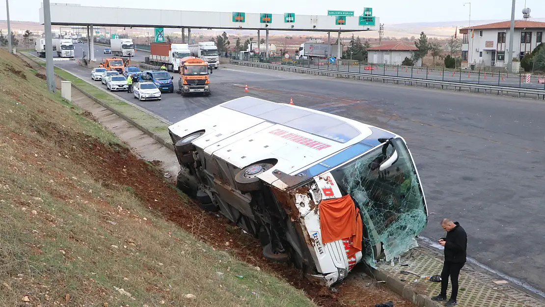 TIR, yolcu otobüsüne çarptı: 10 yaralı