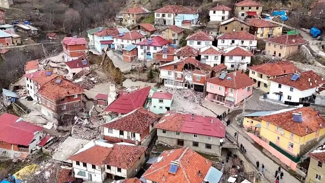 Tokat Niksar'da heyelan meydana geldi 4 ev 1 cami yıkıldı