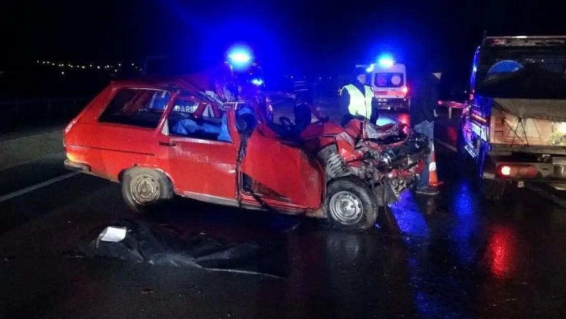 Tokat'ta kamyona  çarpan otomobilde 2 kişi hayatını kaybetti