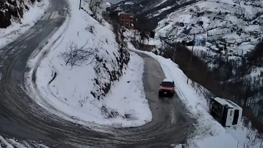 Trabzon'da Virajı Alamayan Minibüs Uçuruma Yuvarlandı! 1 Ölü, 1 Yaralı