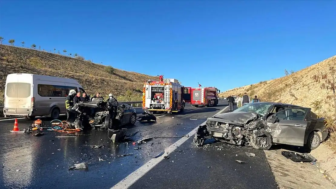 Trafik Canavarı Tatilde Hortladı! Otomobil ile Hafif Ticari Araç Çarpıştı: 2 Ölü, 3 Yaralı