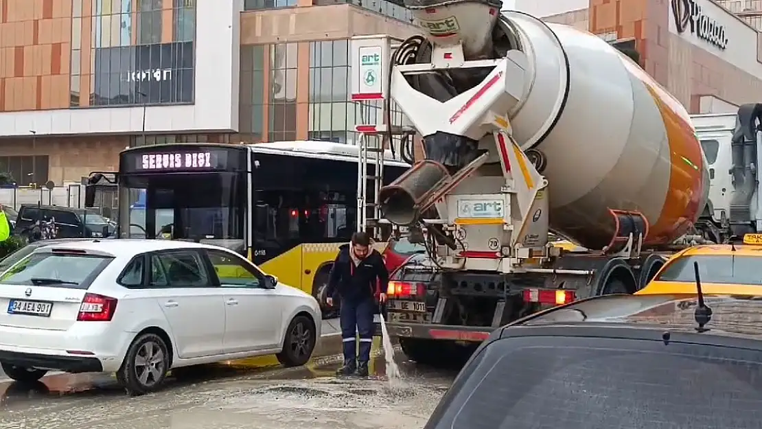 Trafik Polisi, Sürücüyü Araçtan İndirip Yolu Temizletti