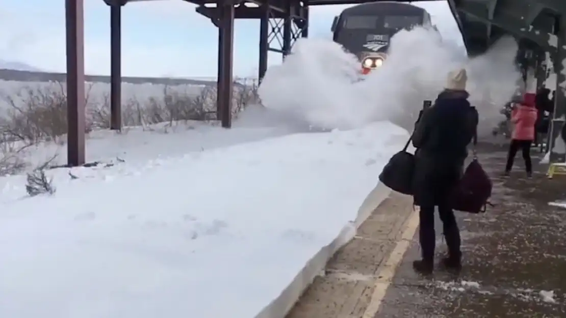 Tren İstasyonunda Kar Sürprizi: Yolcular kaçtı