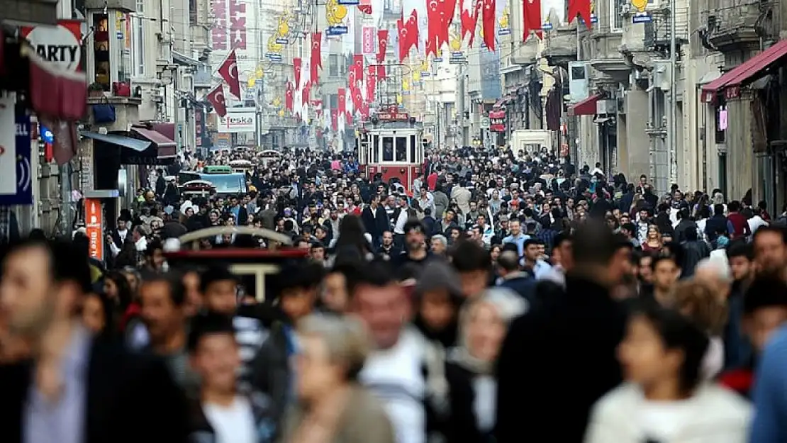 TÜİK'ten Endişelendiren Rapor! Türkiye'nin Nüfusu 77 Milyonun Altına Düşecek