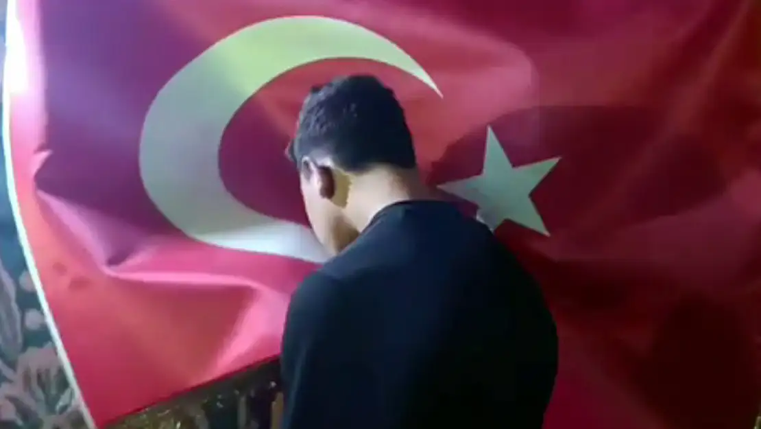 Türk Bayrağına Saldırmıştı! Öpüp Özür Diledi