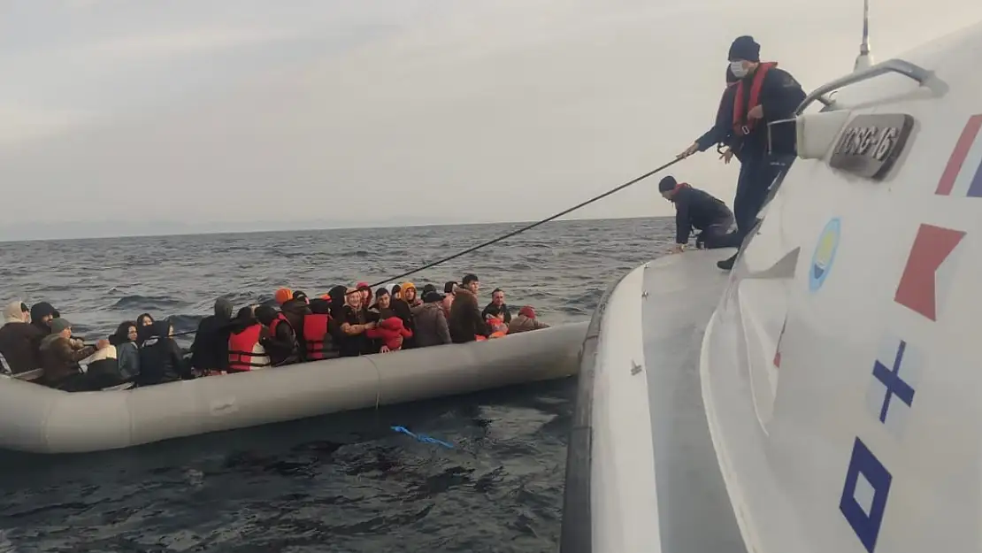 Türk karasularına geri itilen 26'sı çocuk 42 kaçak göçmen kurtarıldı