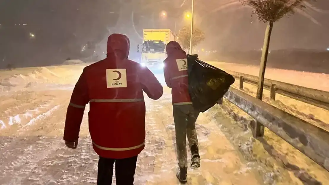 Türk Kızılay yolda kalanlara ikramda bulunuyor