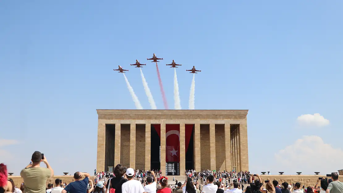 Türk Yıldızları'ndan Anıtkabirden Heyecanlandıran Saygı Uçuşu