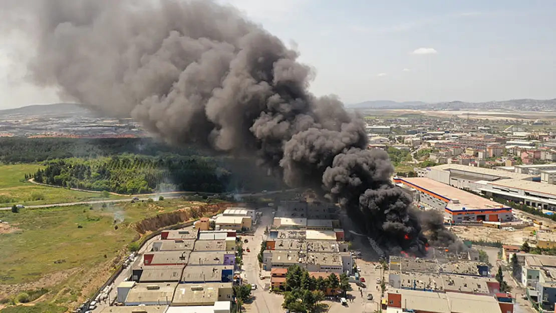 Tuzla'da Korkutan Yangın! Patlama Sesleri Duyuldu