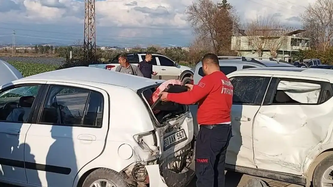 Üç aracın çarpıştığı zincirleme kazada  3 ağır 5 yaralı