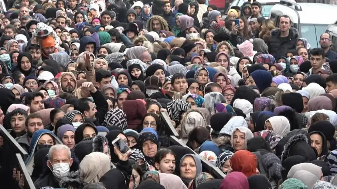 Ucuz Tabak alabilmek için  birbirlerini ezdiler