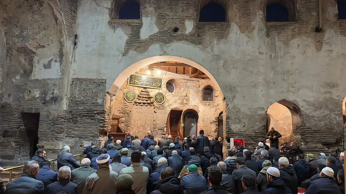 Ulucami'de yılın ilk sabah namazında şehitler için dua