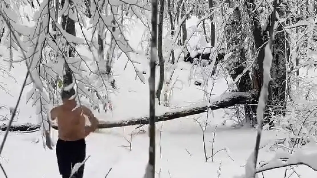 Uludağ'da Dondurucu Soğukta Kar Banyosu!