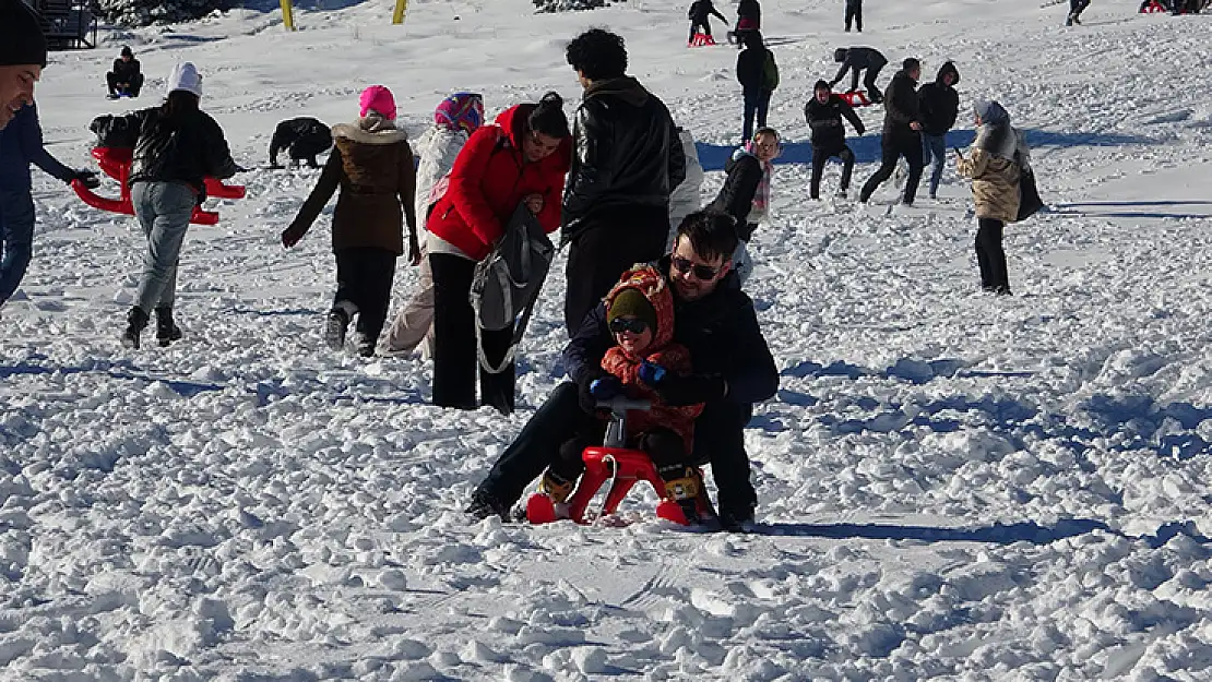 Uludağ kar yağışı sonrasında ziyaretçilerle doldu