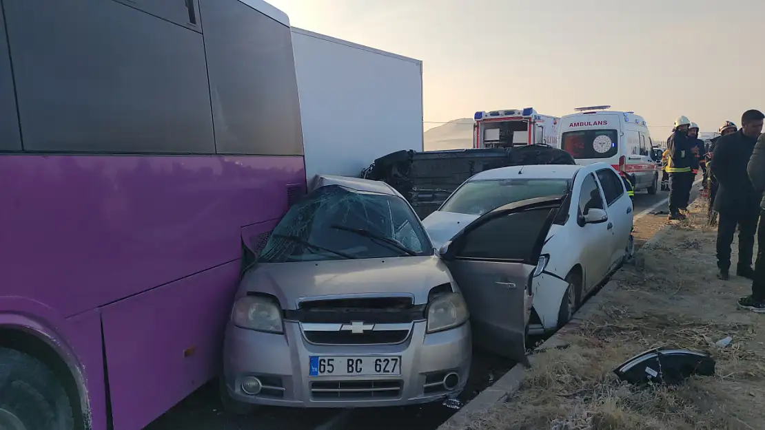 Van'da İki Ayrı Zincirleme Kaza! Yaralılar Var