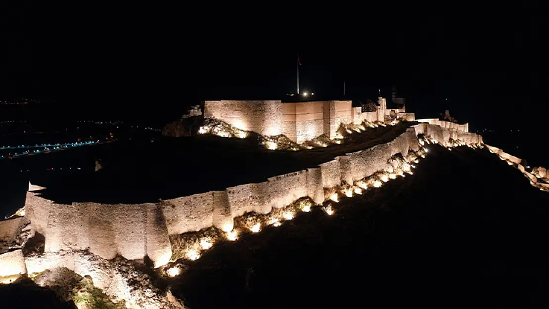 Van kalesinde gece ihtişamı