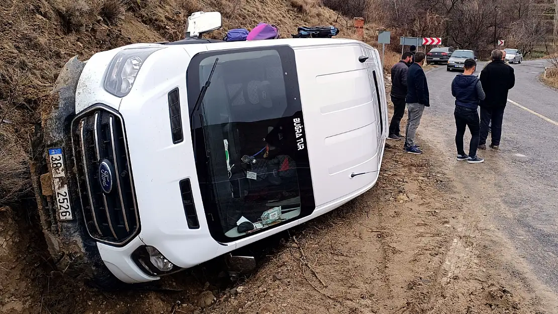 Yağıştan Dolayı Kayganlaşan Yolda Öğrenci Servisi Devrildi