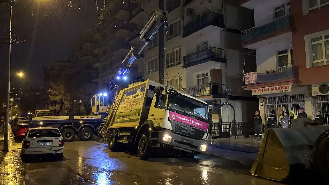 Kamyonun geçtiği yol çöktü!