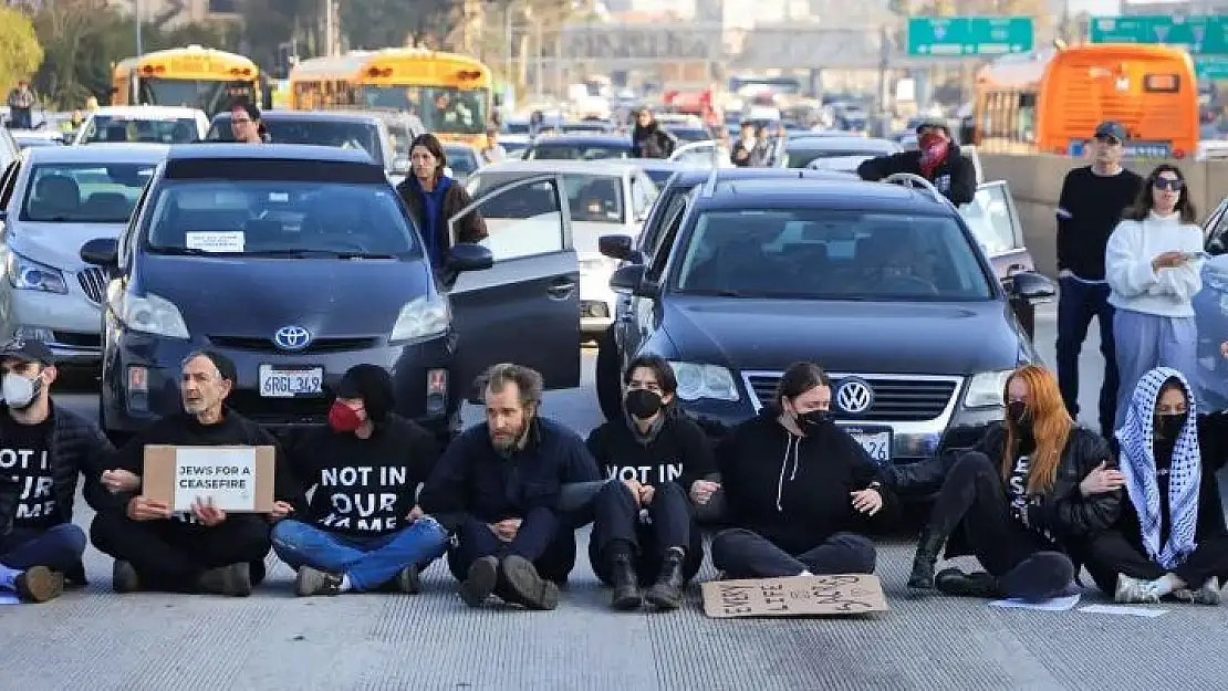 Yahudi göstericiler Gazze için Los Angeles'ta otoyolu kapattı