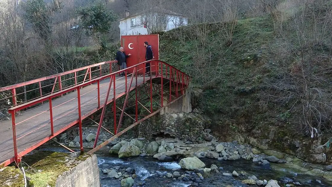 Yaptırdığı Köprüye Kimse Destek Vermeyince Demir Kapı Yaptırıp Kilit Vurdu