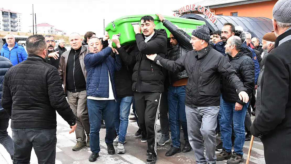 Yaralı sürücüye yardım etmek isterken ölen 2 kişi, toprağa verildi