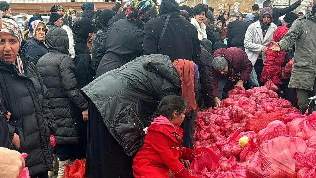 Yardım Paketi Alabilmek İçin Birbirlerini Ezdiler