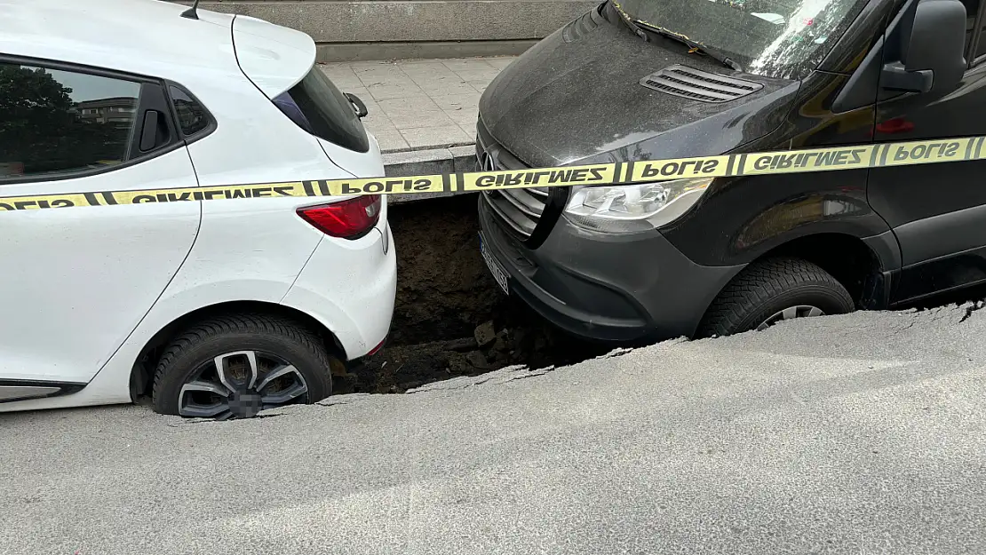 Yol Çöktü: 2 Araç Çukura Düştü