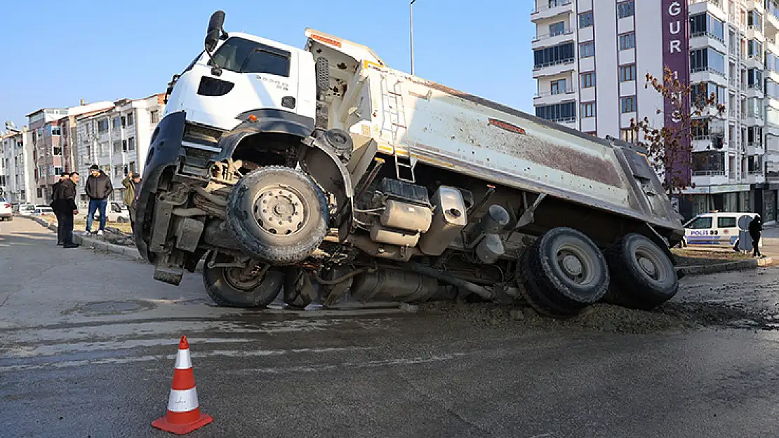 Yol çöktü kamyon çukura düştü