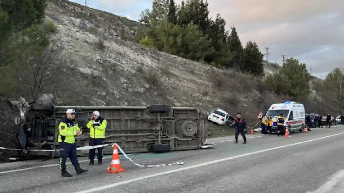 Yolcu Minibüsü ile Otomobil Çarpıştı: 2 Ölü, 18 Yaralı