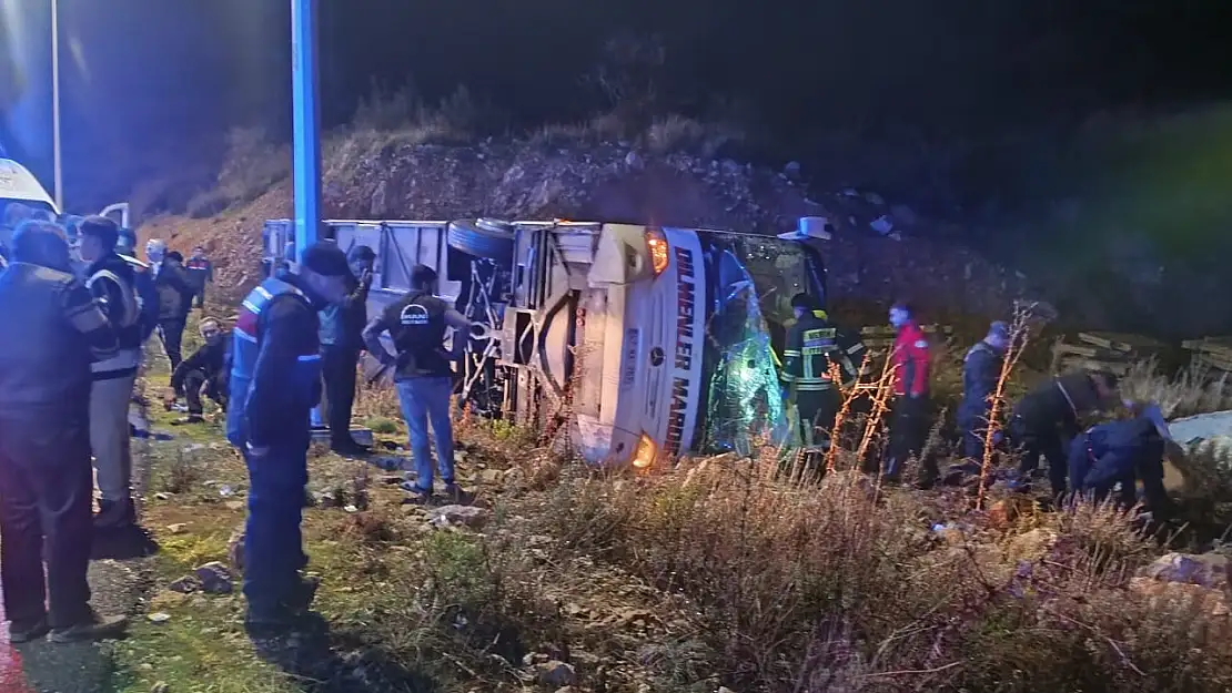 Yolcu otobüsü devrildi 9 ölü, 30 yaralı