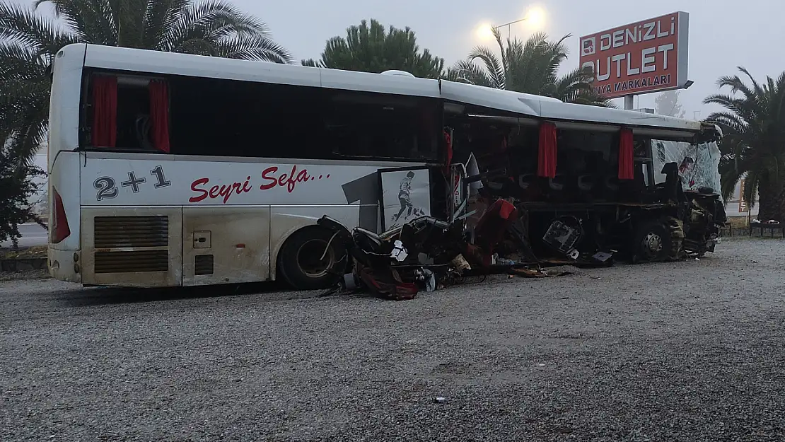 Yolcu Otobüsü Tıra Çarptı, Sağ Tarafı Koptu! 1 Ölü, 20 Yaralı