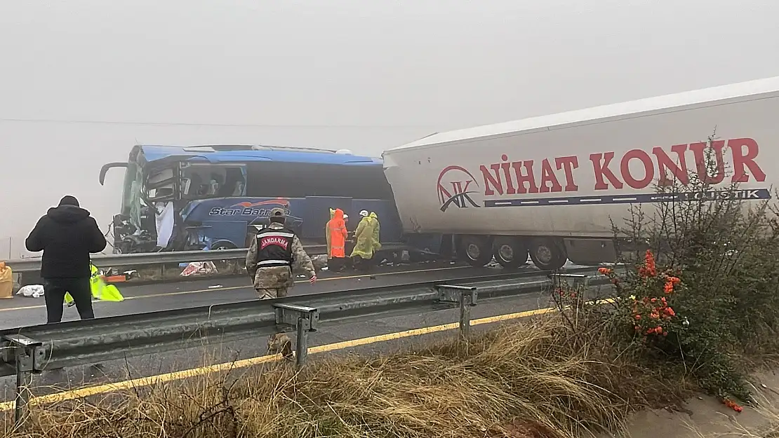 Yolcu otobüsü ve TIR çarpıştı: 1 ölü, 15 yaralı