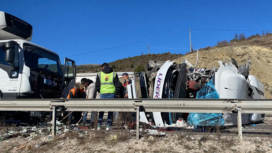 Yolcuları Taşıyan Araç Zincirleme Kazaya Karıştı: 1'i Ağır 14 Yaralı