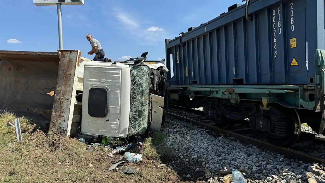 Yük Treni İle Kamyonetin Çarpıştığı Feci Kazada 1 Kişi Öldü, 3 Kişi Yaralandı