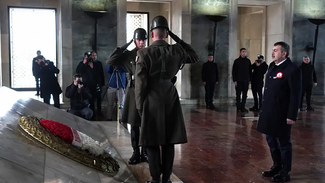 Yusuf Tekin, illerden gelen öğretmenlerle Anıtkabir'i ziyaret etti